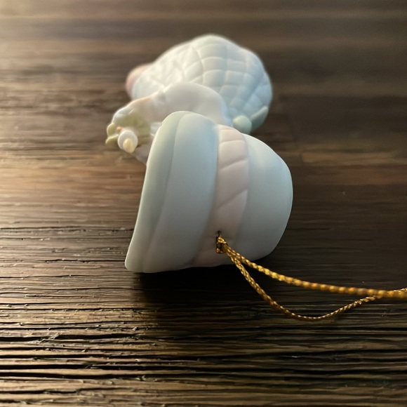 Precious Moments Share in the Warmth of Christmas Porcelain Ornament 1993 - Picture 7 of 14